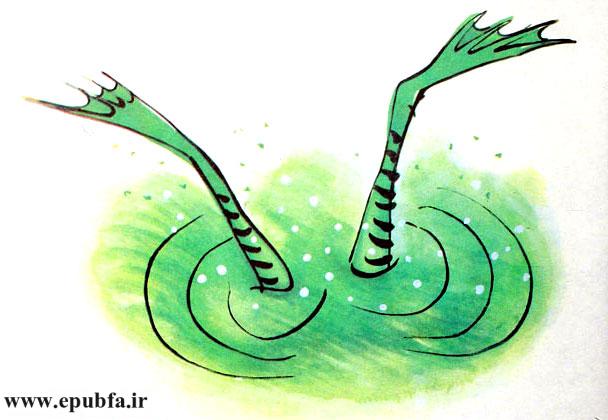 در حوضچۀ ته چاه، آب خنک و زلالی جمع شده بود که قورباغه در آن شنا و آببازی میکرد